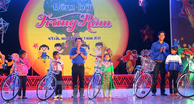 Thiếu nhi huyện thảo nguyên M’đrắk với Hội trăng rằm 'nhiều quà chưa từng có' - ảnh 8