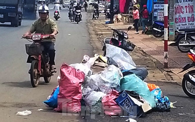 Người dân ngộp thở trong thị trấn ngập rác ở Đắk Lắk - ảnh 2