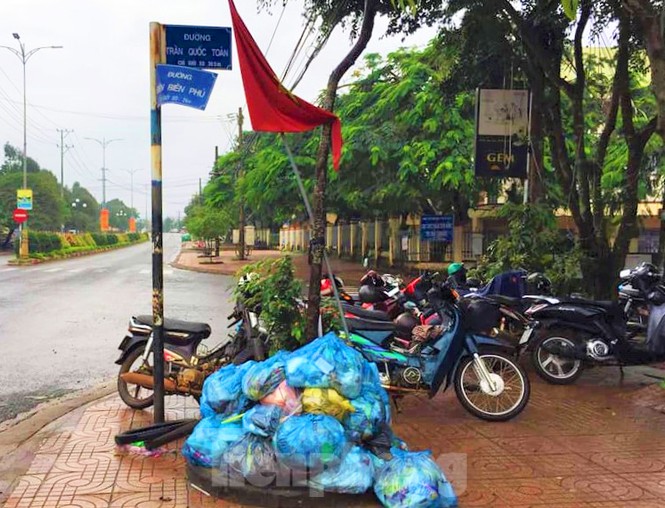 Người dân ngộp thở trong thị trấn ngập rác ở Đắk Lắk - ảnh 3