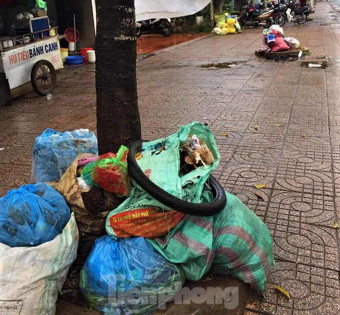 Người dân ngộp thở trong thị trấn ngập rác ở Đắk Lắk - ảnh 10
