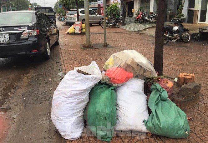 Người dân ngộp thở trong thị trấn ngập rác ở Đắk Lắk - ảnh 1
