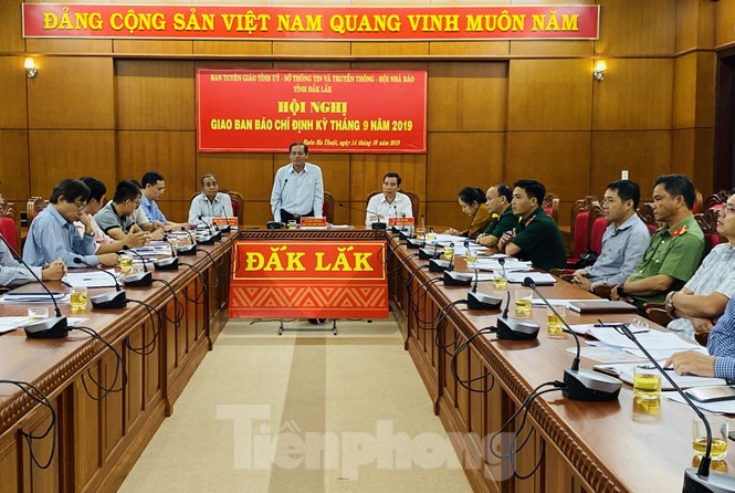 Trưởng phòng đánh tráo thân phận, Phó phòng bị 'tố' chưa tốt nghiệp THPT - ảnh 1