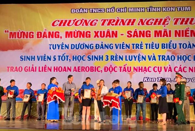 Kon Tum tuyên dương 90 đảng viên trẻ tiêu biểu, trao 80 học bổng Vừ A Dính - ảnh 1