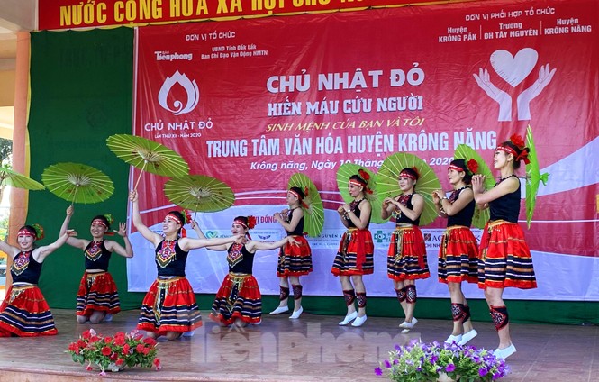 Chủ nhật Đỏ - ảnh 9