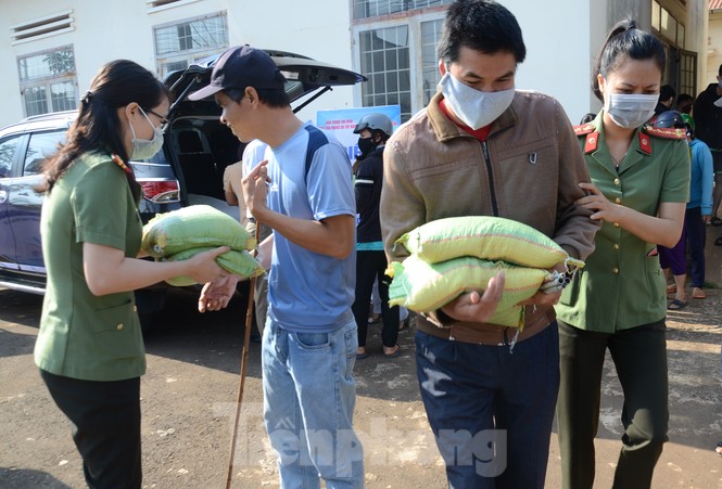 Đắk Lắk: Phát gạo hỗ trợ người khiếm thị chống dịch COVID-19 - ảnh 3