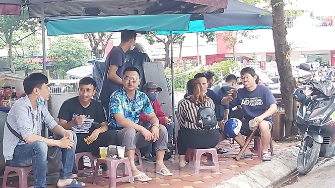 Trà đá vỉa hè Thủ đô vô tư bày bán dù có lệnh cấm - ảnh 1