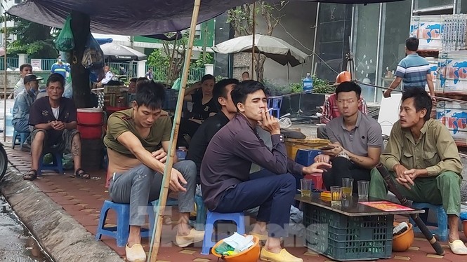 Trà đá vỉa hè Thủ đô vô tư bày bán dù có lệnh cấm - ảnh 2