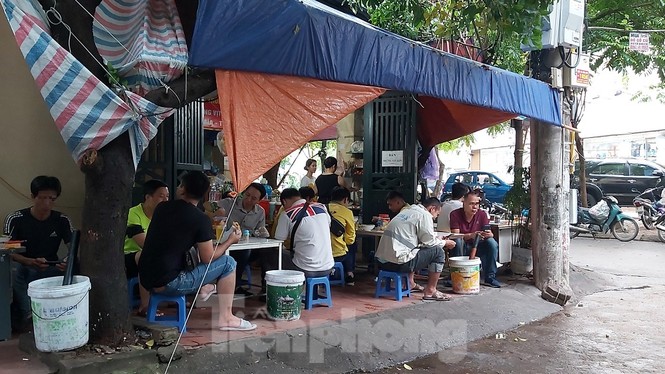 Trà đá vỉa hè Thủ đô vô tư bày bán dù có lệnh cấm - ảnh 8