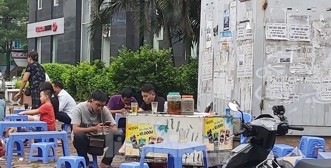 Trà đá vỉa hè Thủ đô vô tư bày bán dù có lệnh cấm - ảnh 4