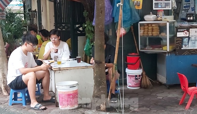 Trà đá vỉa hè Thủ đô vô tư bày bán dù có lệnh cấm - ảnh 7