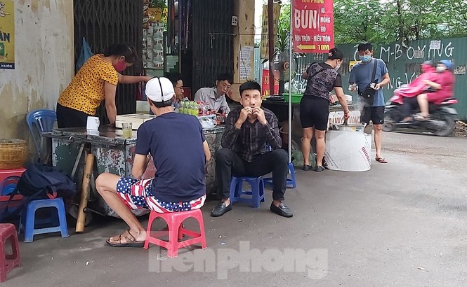 Trà đá vỉa hè Thủ đô vô tư bày bán dù có lệnh cấm - ảnh 6