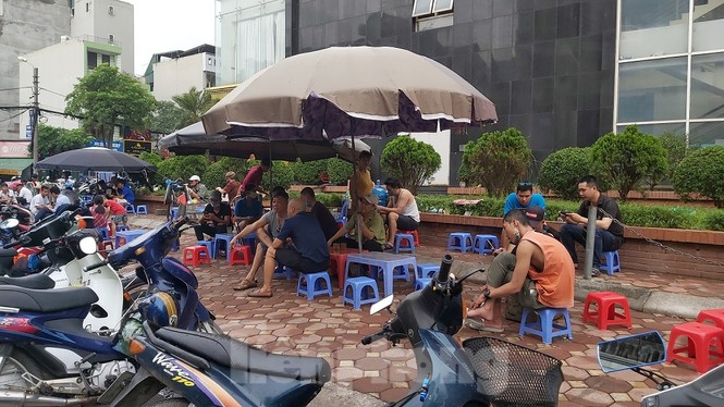 Trà đá vỉa hè Thủ đô vô tư bày bán dù có lệnh cấm - ảnh 3
