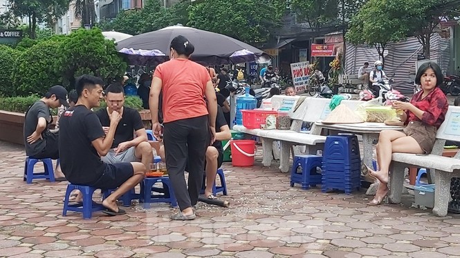 Trà đá vỉa hè Thủ đô vô tư bày bán dù có lệnh cấm - ảnh 5