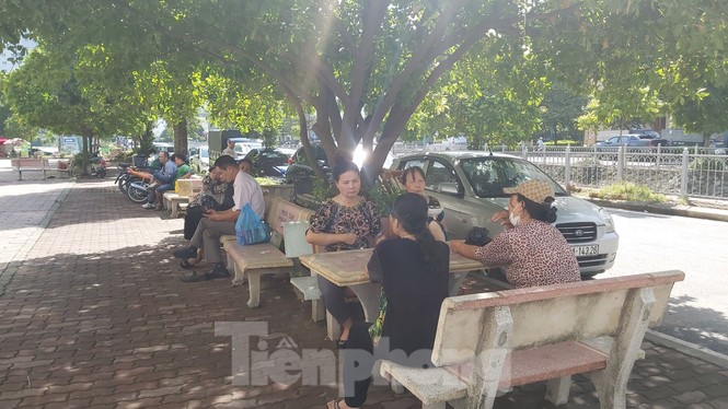 Cán bộ dân phố không khẩu trang “thăm” từng nhà trong chung cư 16 tầng - ảnh 1