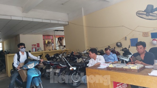 Cán bộ dân phố không khẩu trang “thăm” từng nhà trong chung cư 16 tầng - ảnh 2