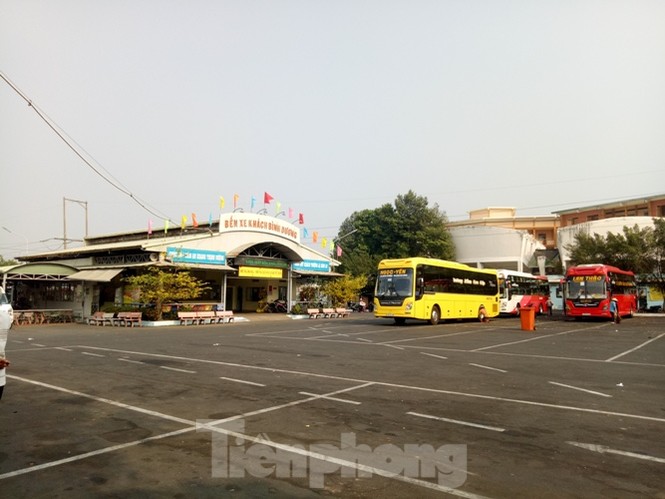 Bến xe vắng như ‘Chùa Bà Đanh’ vì công nhân được tặng vé xe về Tết - ảnh 2