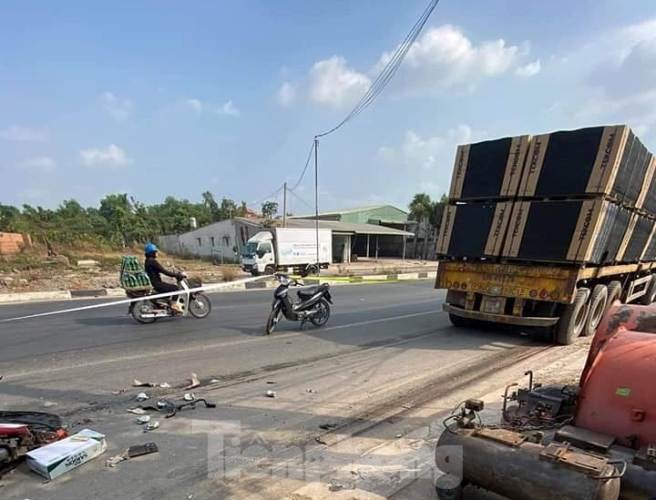 Xe container trôi trên đường cán chết ông vé số - ảnh 1