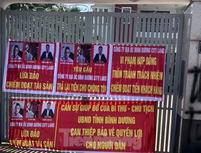 Giám đốc Cty bất động sản bị bắt, hàng chục người vây nhà riêng đòi tiền - ảnh 3