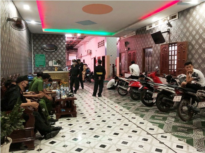 Hàng chục nam nữ phê ma túy trong quán karaoke ở Bình Dương - ảnh 1