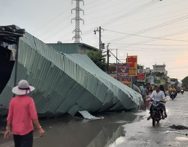 Bình Dương: Lốc lớn làm tường SVĐ Gò Đậu đổ sập - ảnh 6