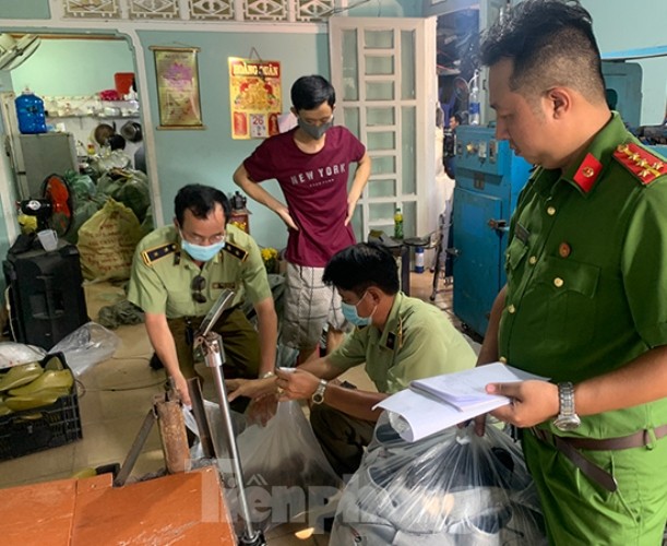 Phát hiện hàng chục tấn găng tay, giày nhái thương hiệu - ảnh 2 Phát hiện hàng chục tấn găng tay, giày nhái thương hiệu - ảnh 2