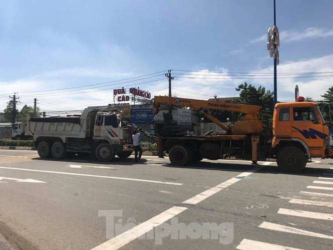 Đầu xe ben bẹp dúm sau tai nạn, tài xế mắc kẹt trong cabin - ảnh 3