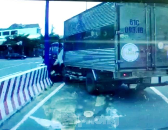 Thanh niên đi xe máy ném đá xe tải và cái kết khiến người xem rùng mình - ảnh 1