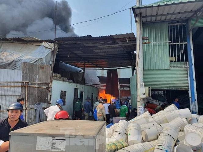 Binh Duong had a big fire in the residential area again, people escaped in the middle of lunch - photo 2