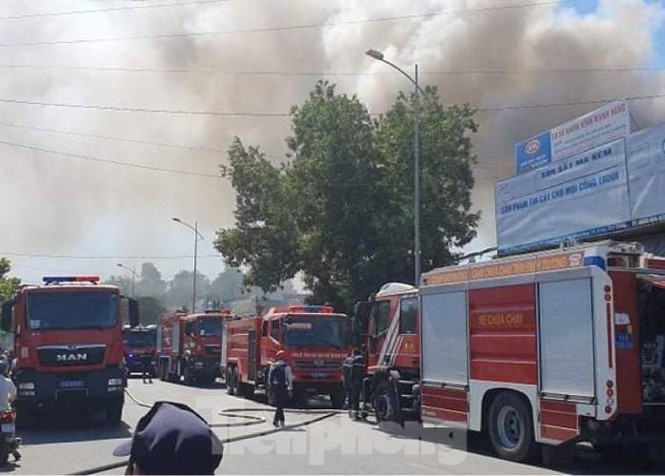 Binh Duong had a big fire in the residential area, people ran away in the middle of lunch - photo 1