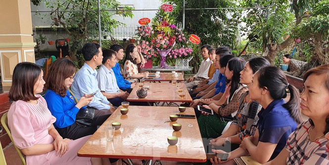 Tỉnh đoàn Thanh Hoá thăm, chúc mừng gia đình Hoa hậu Đỗ Thị Hà - ảnh 2