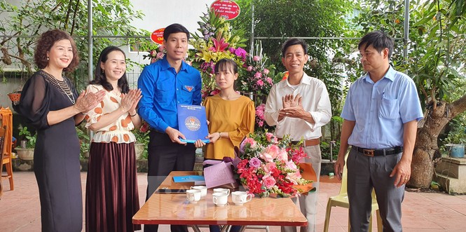 Tỉnh đoàn Thanh Hoá thăm, chúc mừng gia đình Hoa hậu Đỗ Thị Hà - ảnh 4