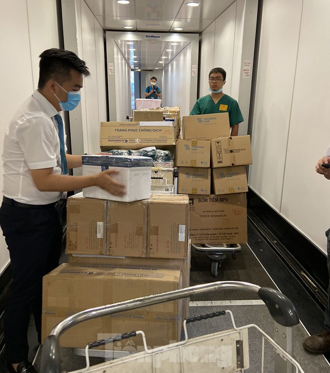 Cận cảnh bên trong chuyến bay đặc biệt đón lao dộng tại Guinea Xích đạo về nước - ảnh 9