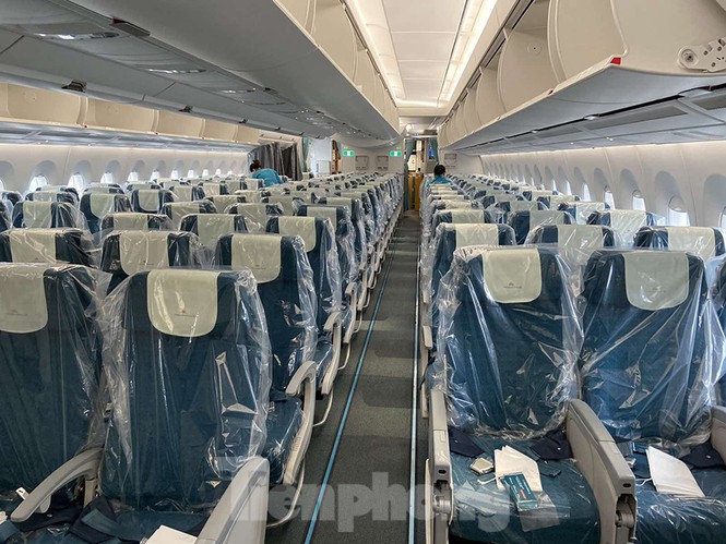 Cận cảnh bên trong chuyến bay đặc biệt đón lao dộng tại Guinea Xích đạo về nước - ảnh 2