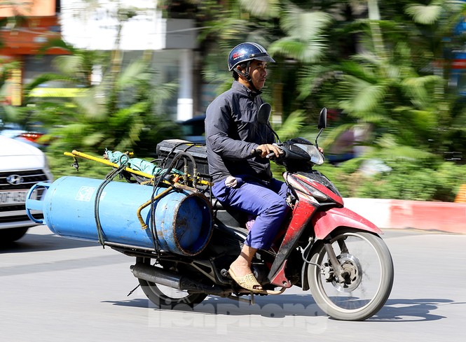 Những quả 'bom gas' di động rình rập người đi đường - ảnh 1