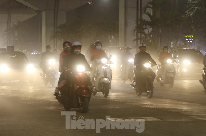 Khổ sở bịt mũi, che mồm vượt 'sa mạc' ở Hà Nội - ảnh 2
