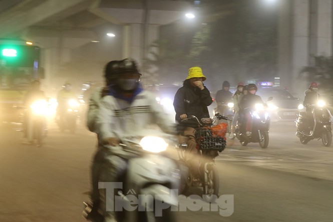 Khổ sở bịt mũi, che mồm vượt 'sa mạc' ở Hà Nội - ảnh 3