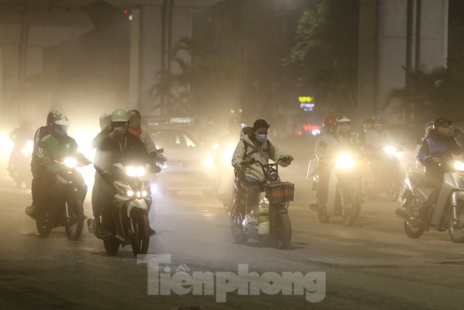 Khổ sở bịt mũi, che mồm vượt 'sa mạc' ở Hà Nội - ảnh 4