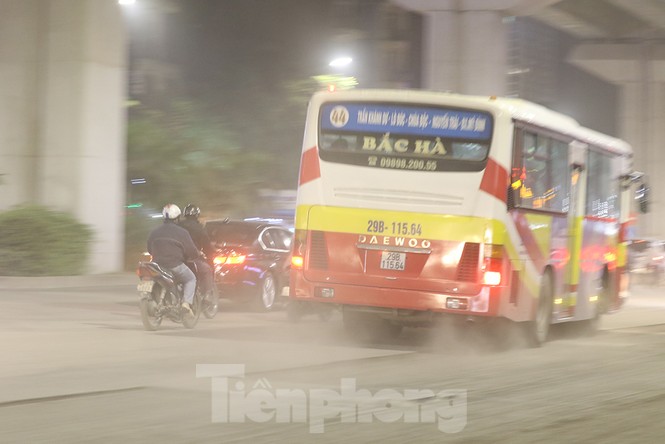 Khổ sở bịt mũi, che mồm vượt 'sa mạc' ở Hà Nội - ảnh 8