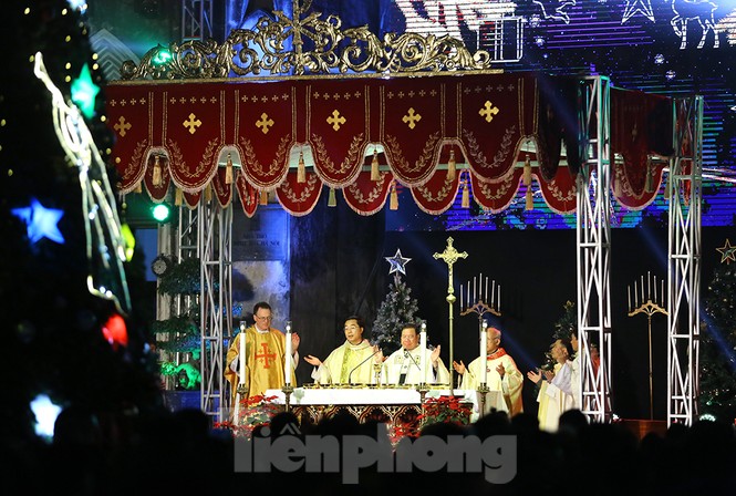 Nhà thờ Lớn lung linh sắc màu đêm Noel - ảnh 12