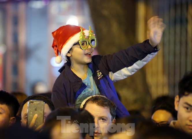Nhà thờ Lớn lung linh sắc màu đêm Noel - ảnh 10