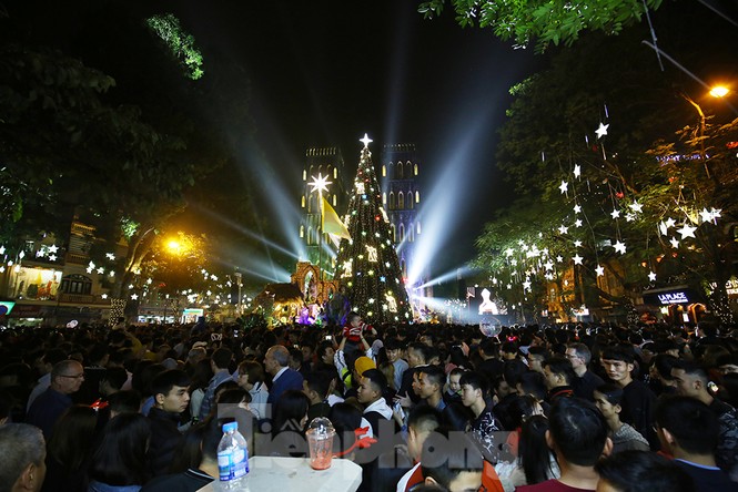 Nhà thờ Lớn lung linh sắc màu đêm Noel - ảnh 1