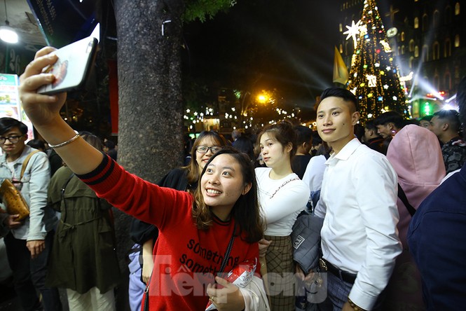 Nhà thờ Lớn lung linh sắc màu đêm Noel - ảnh 7