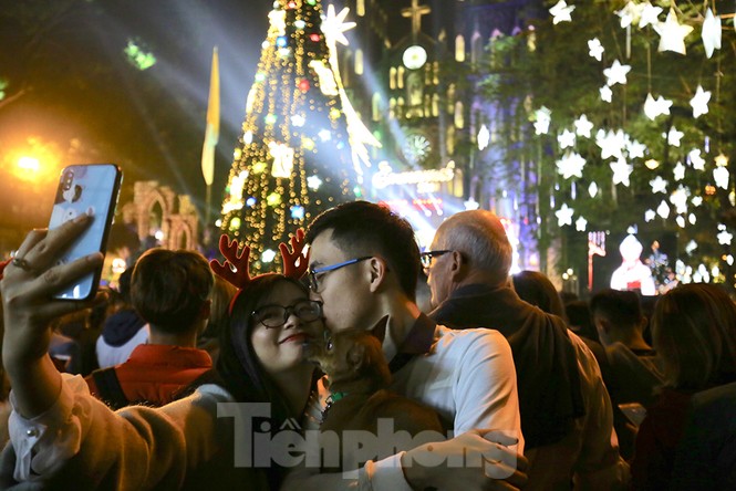 Nhà thờ Lớn lung linh sắc màu đêm Noel - ảnh 9