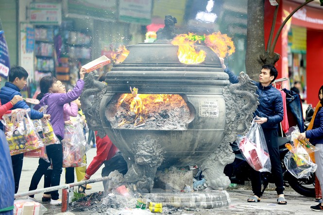 Rực lửa hoá vàng ngày tiễn Táo quân về trời - ảnh 1