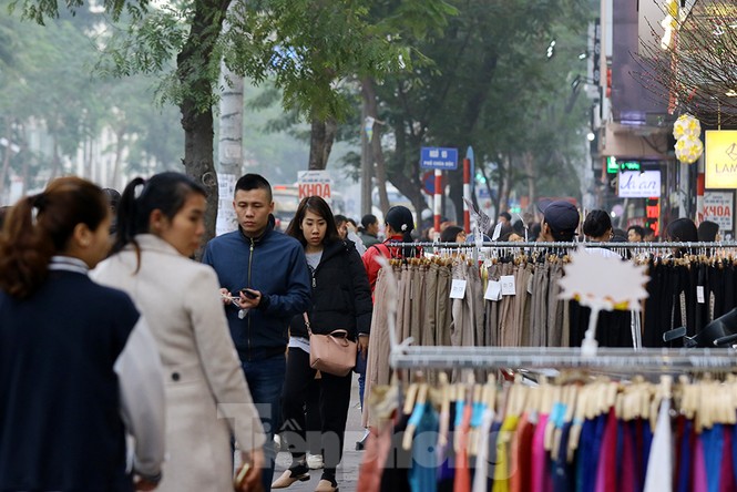 Sinh viên nườm nượp sắm đồ giảm giá cuối năm - ảnh 6