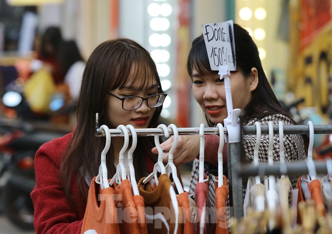 Sinh viên nườm nượp sắm đồ giảm giá cuối năm - ảnh 8