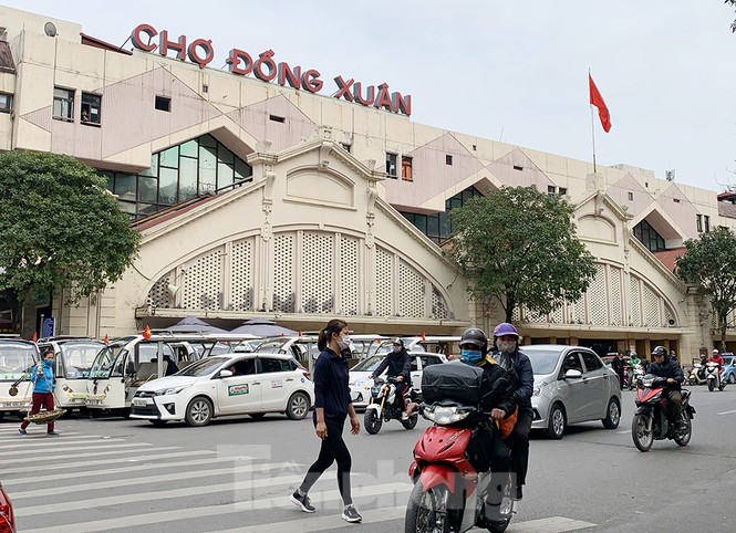 Khách đìu hiu, tiểu thương đeo khẩu trang ngủ gục thời dịch Covid -19 - ảnh 1