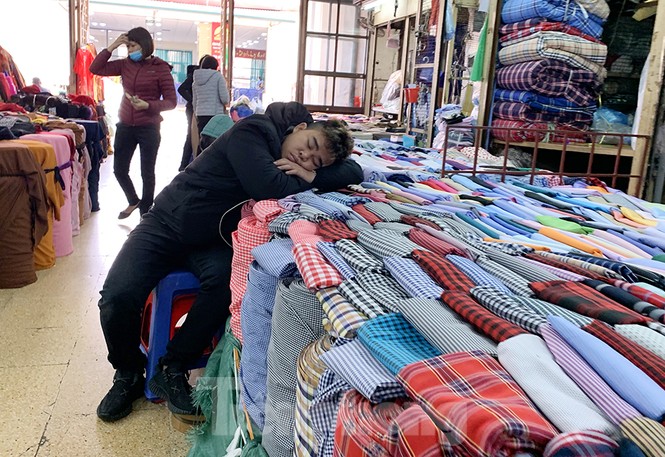 Khách đìu hiu, tiểu thương đeo khẩu trang ngủ gục thời dịch Covid -19 - ảnh 2