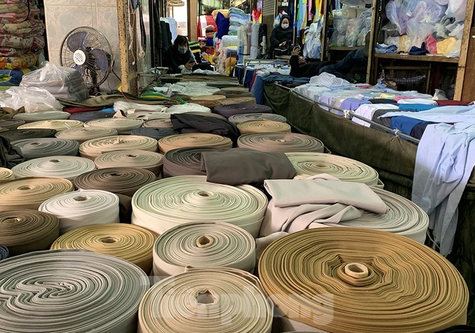 Khách đìu hiu, tiểu thương đeo khẩu trang ngủ gục thời dịch Covid -19 - ảnh 3