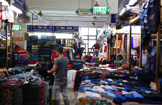 Khách đìu hiu, tiểu thương đeo khẩu trang ngủ gục thời dịch Covid -19 - ảnh 7